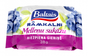 Curd snack with candied blueberries